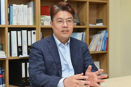  [부산일보 인터뷰] 김현수 동의대 국제교류처 부처장 “부산 자동차 부품 강점 살려 전기차 전환 서둘러야”(2023.11.14.)